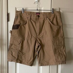 Wrangler Men's Tan Cargo Shorts size 36